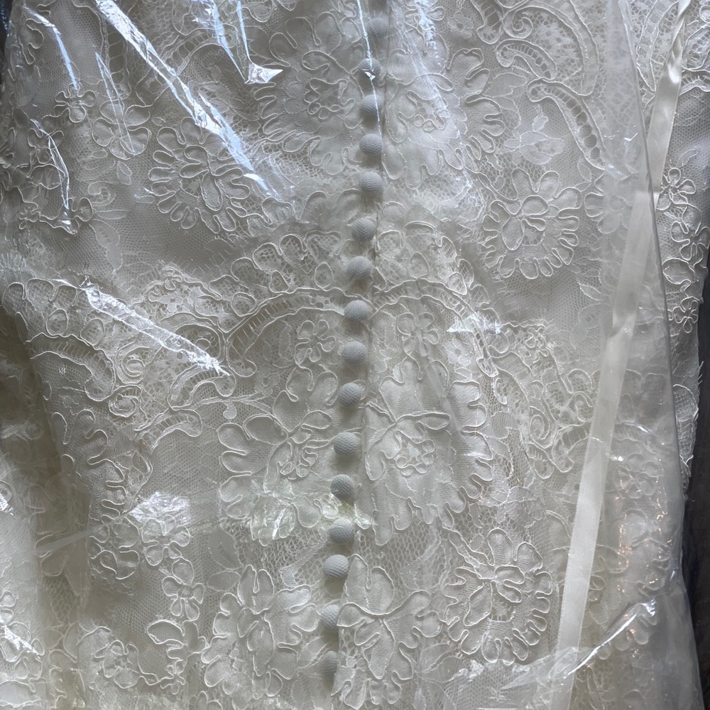 Monique Lhuiller Wedding Gown - Picture 7 of 10